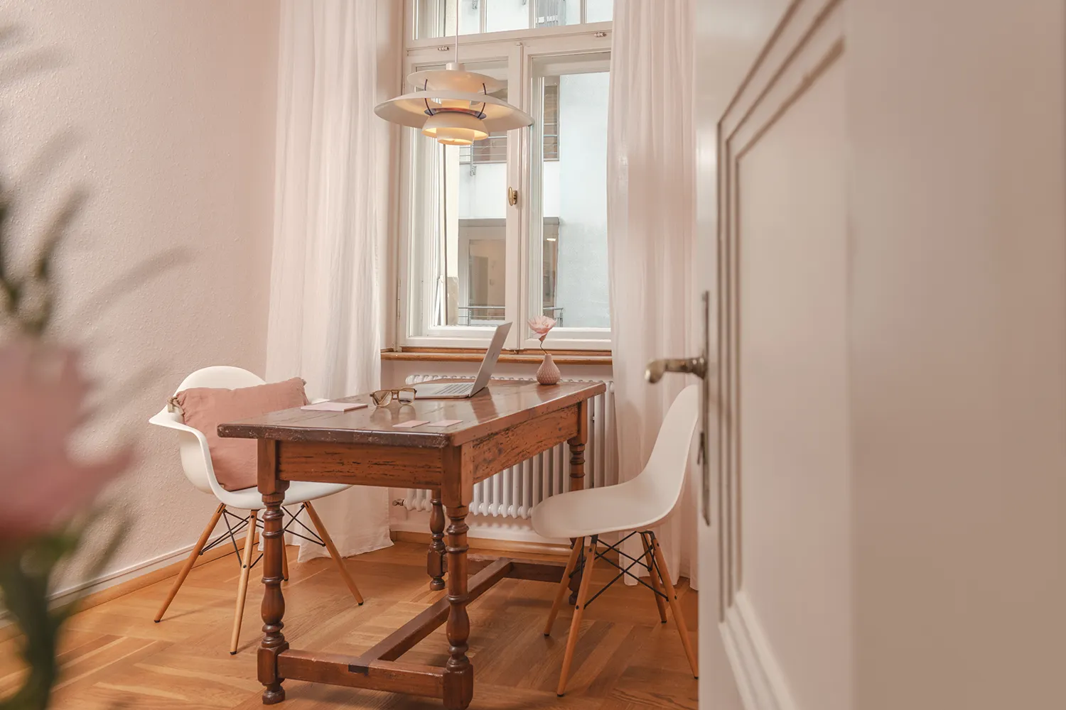 Holztisch mit Computer im Frauenzimmer Konstanz, der Praxis für Frauengesundheit durch Beckenbodenphysiotherapie und ganzheitliche Physiotherapie wie Beckenboden Check-up und Pessaranpassung.